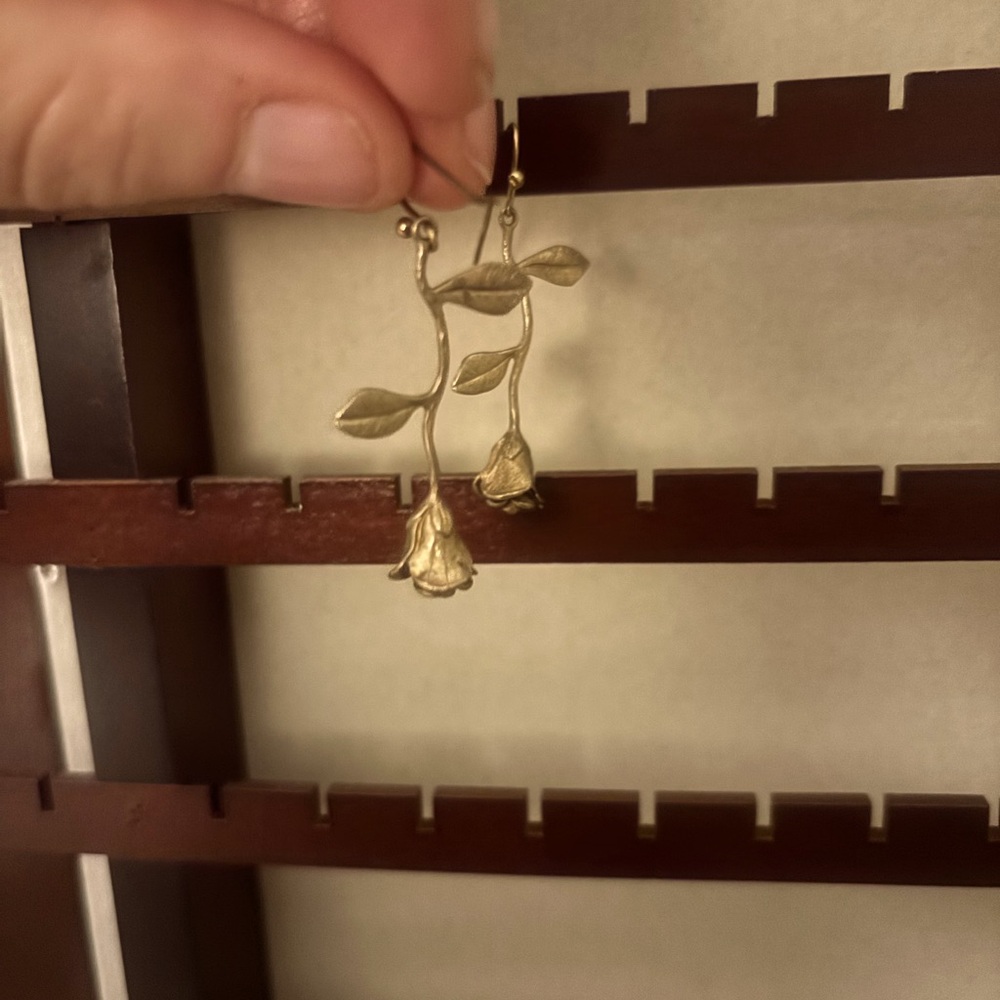 NWOT - Antique gold rose earrings